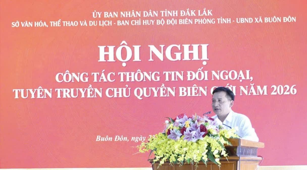 Phó Giám đốc Sở VHTT&DL Nguyễn Quốc Hiệp phát biểu tại Hội nghị công tác thông tin đối ngoại, tuyên truyền chủ quyền biên giới năm 2026 tại xã Buôn Đôn.